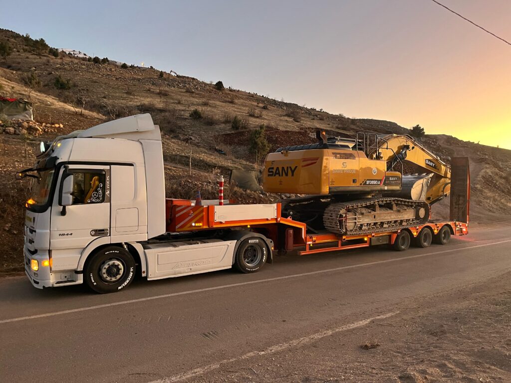 Gaziantep’te Lowbed Taşımacılığı Nedir? Ağır Yükler İçin Güvenli ve Etkili Çözüm